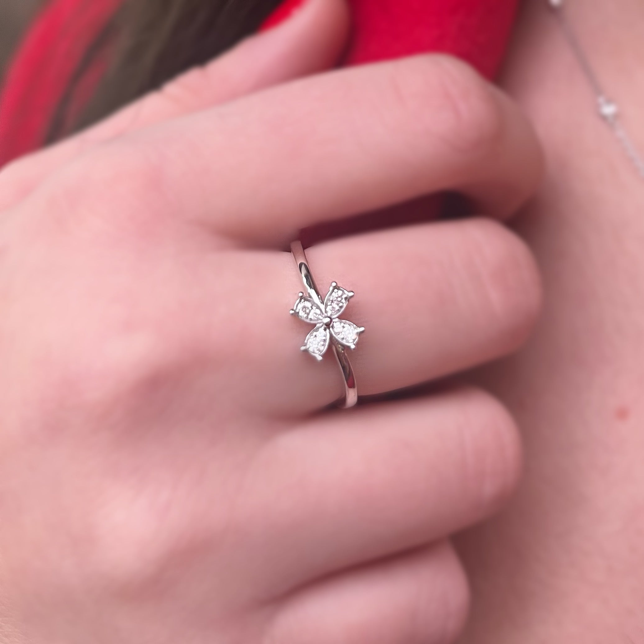 Нежен пръстен от бяло злато с диаманти във форма на цвете 0.09 карата